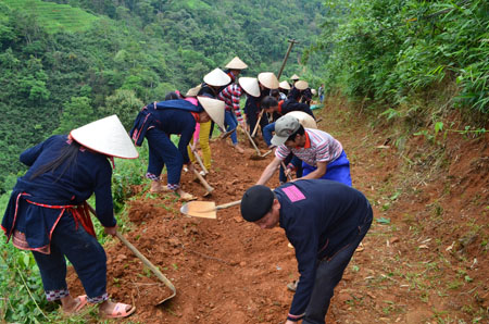 Người dân xã Nậm Lành tham gia làm đường giao thông.